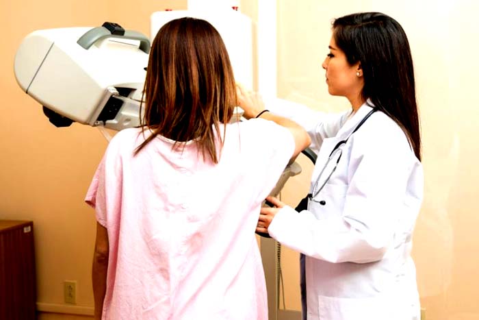 Mais de mil exames de mamografia são oferecidos para as mulheres