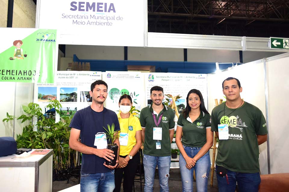 Equipe da Semeia distribui mais de 600 mudas na ConstruAgro 2022