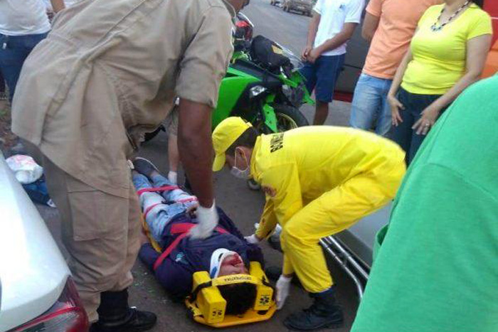 Motociclista fica em estado grave após bater em carro no Centro de Vilhena