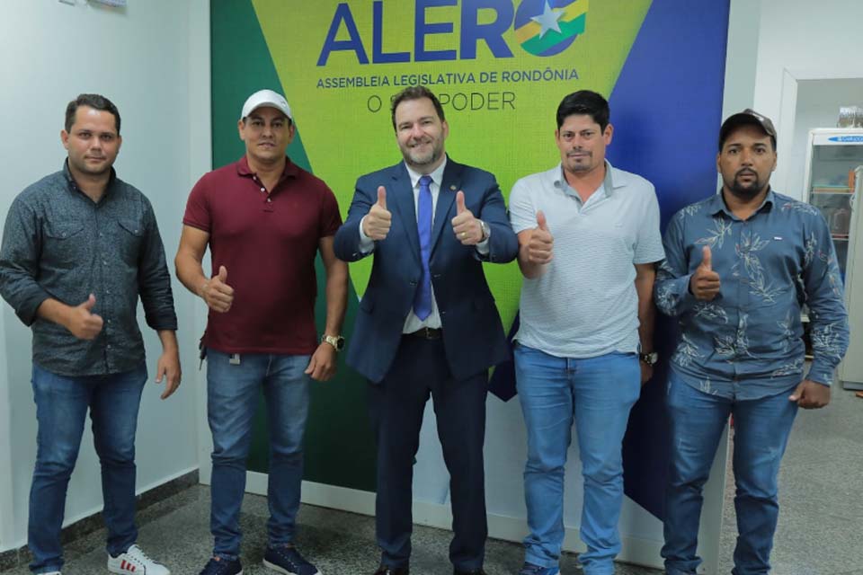 Presidente da ALE-RO, deputado Alex Redano anuncia mais R$ 100 mil para reforma de escola em Alvorada do Oeste
