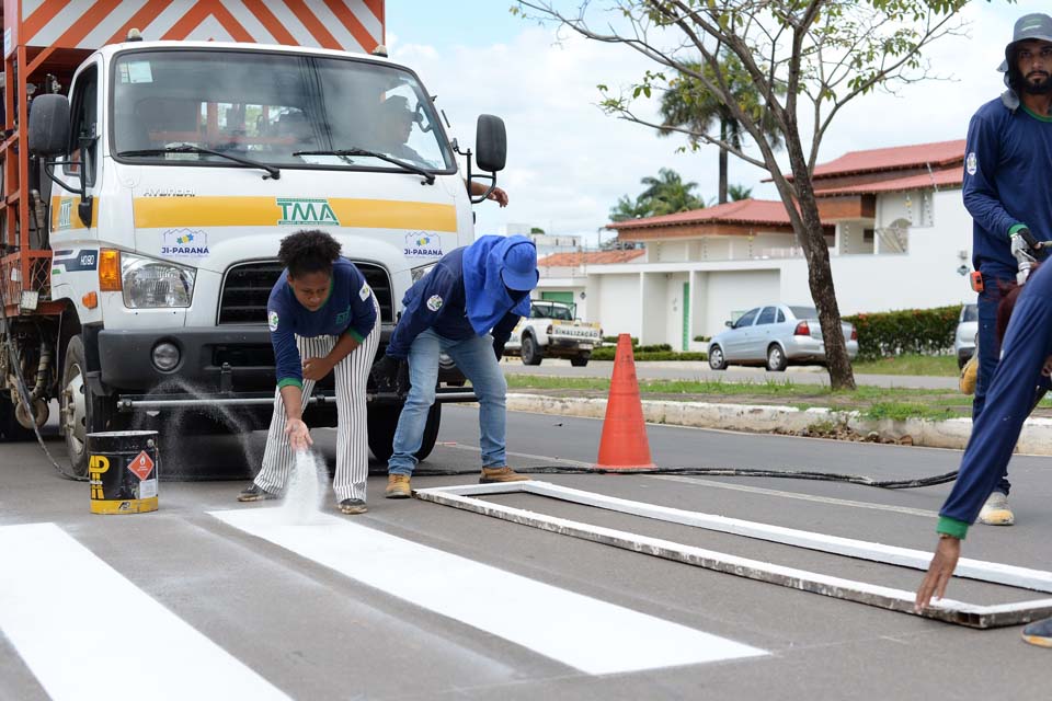 Prefeitura segue com restauração da sinalização de trânsito
