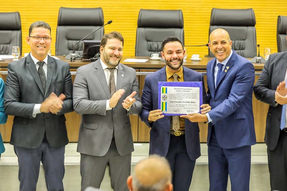 Deputado entrega Título Honorífico de Honra ao Mérito ao Secretário-chefe da Casa Civil de Rondônia