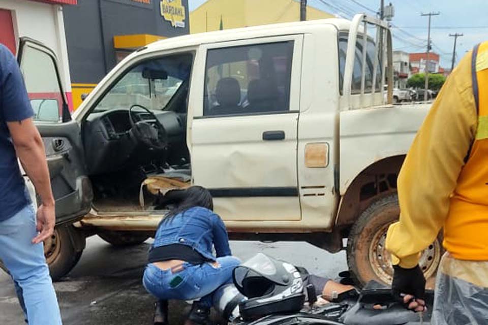 Motociclista inabilitado colide em Caminhonete na Av. Marechal Rondon 