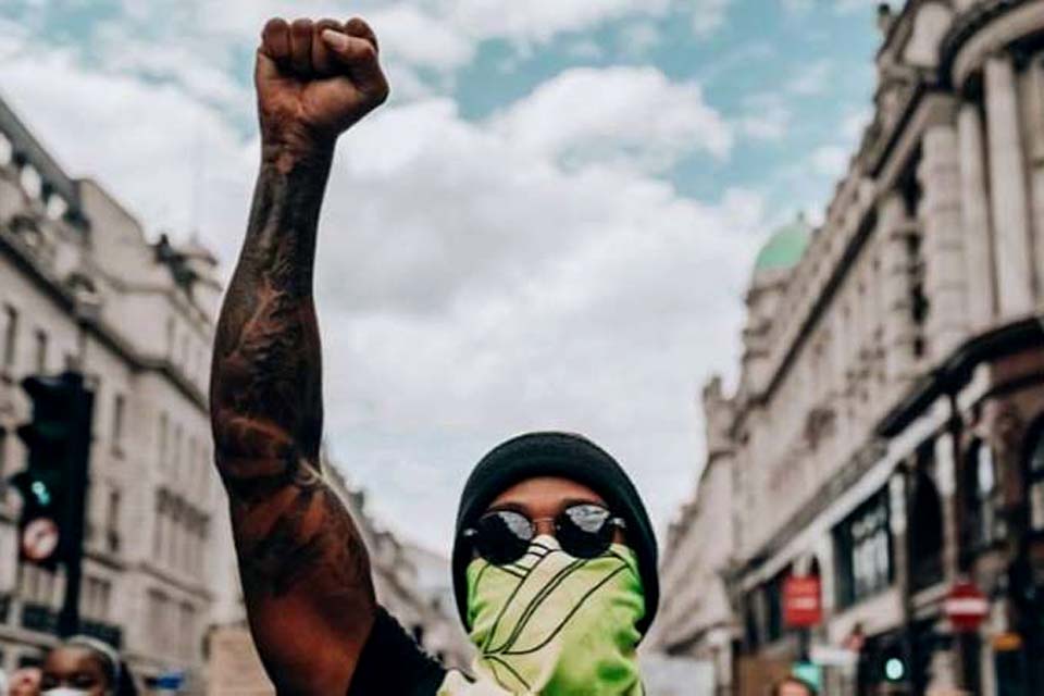 Hamilton se disfarça e vai às ruas de Londres participar de protesto contra o racismo