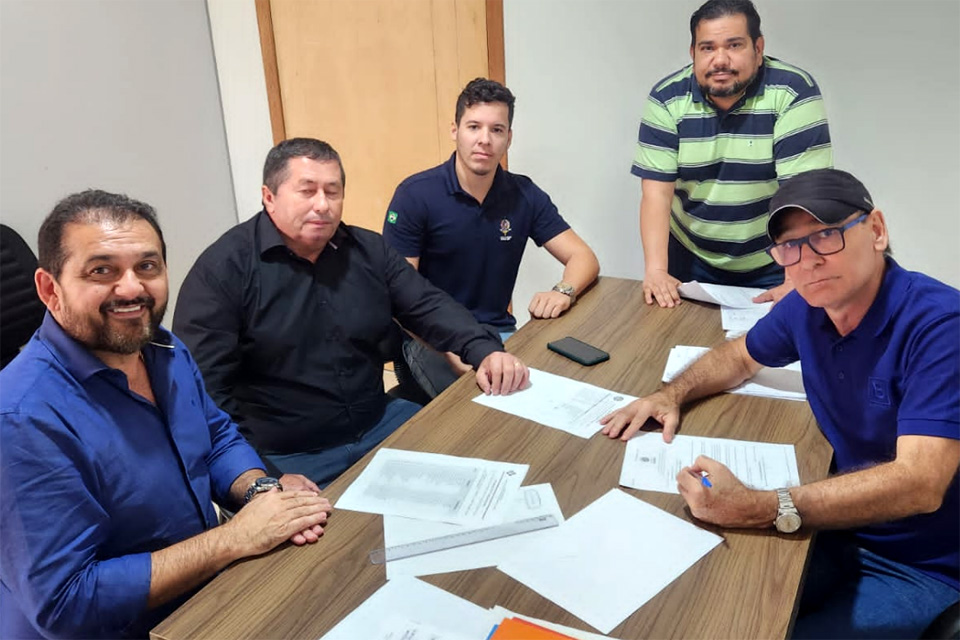 Deputado Laerte Gomes se reúne com prefeito Alex Testoni para tratar de convênio para implantação de poços artesianos em Ouro Preto