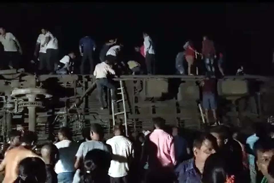 Número de mortos em acidente com trem na Índia chega perto dos 300