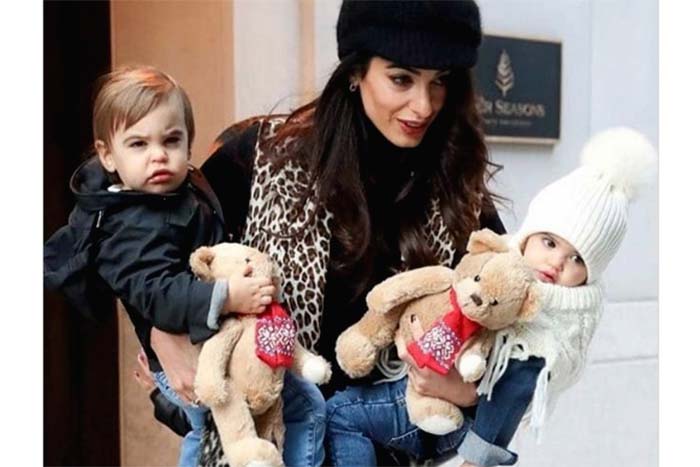 Amal Clooney é flagrada com filhos gêmeos