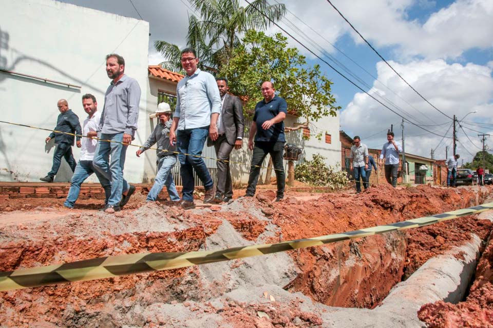Governador Marcos Rocha e prefeito Hildon Chaves acompanham obras de drenagem no Bairro Igarapé