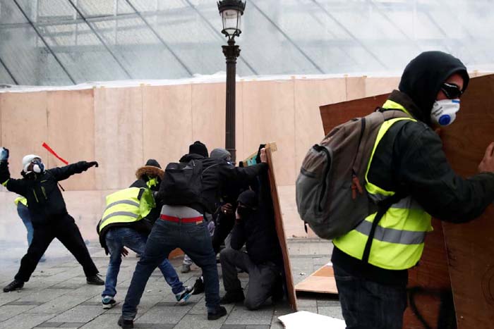 'Coletes amarelos' levantam bloqueio na fronteira italiana