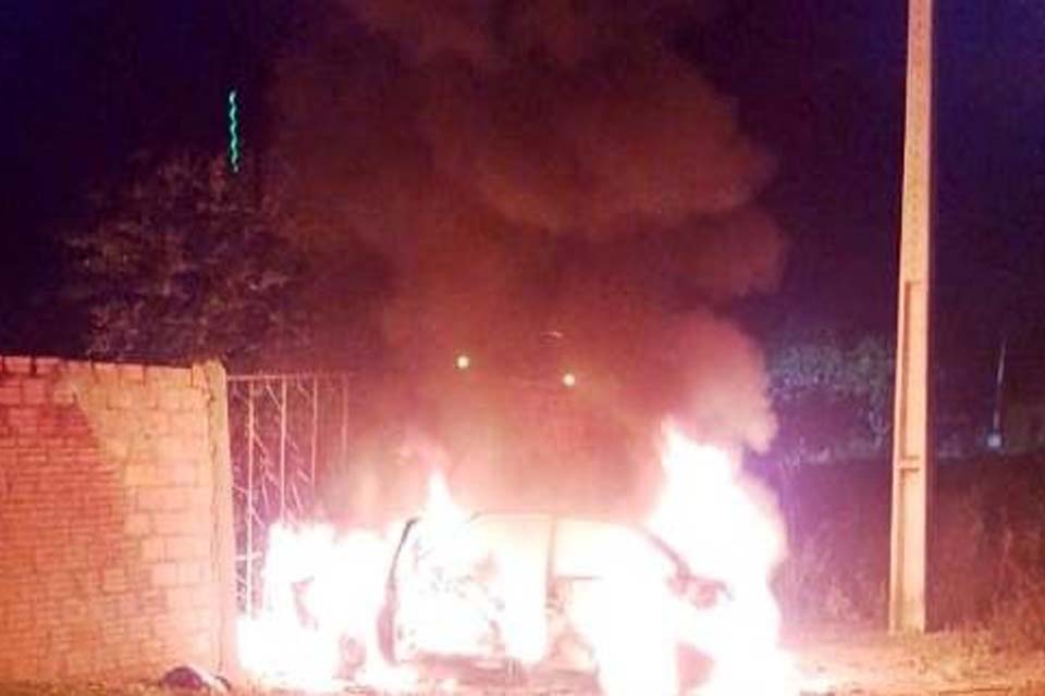 Moradores acionam a Polícia após homem ateia fogo no próprio carro 