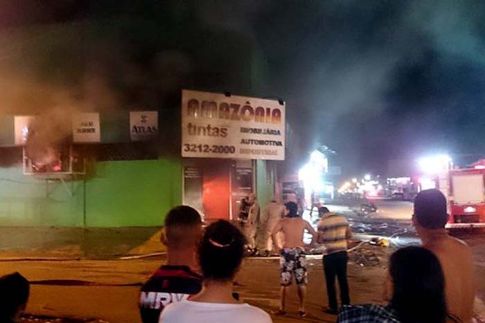 Incêndio destrói loja de tintas na zona leste de Porto Velho
