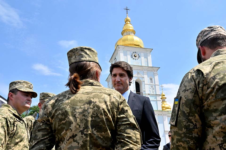Justin Trudeau, primeiro-ministro do Canadá, chega a Kiev para visita surpresa