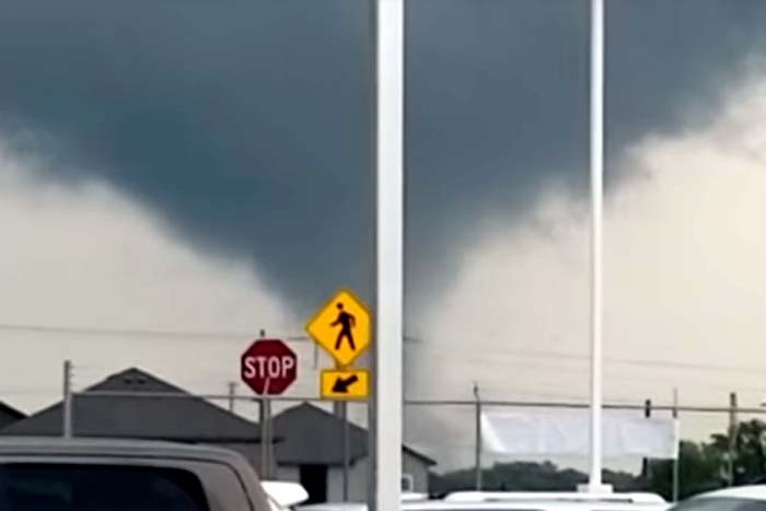 Curiosos filmam formação de tornado em cidade no Texas
