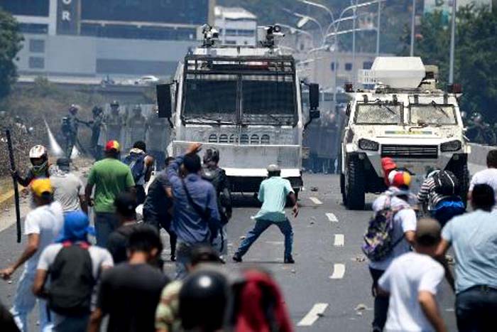 Venezuela: Blindado da Guarda Bolivariana atropela manifestantes 