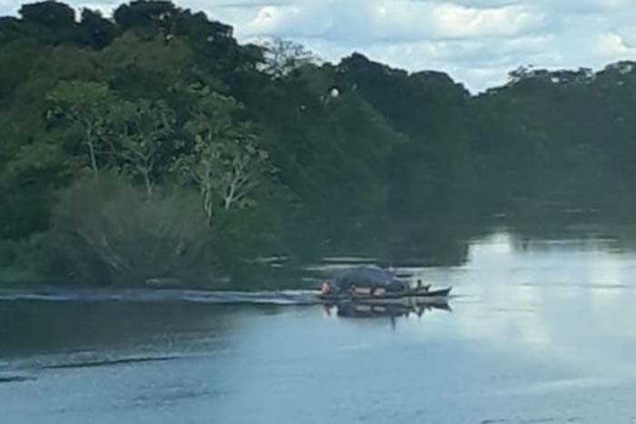 Rondônia: Barco é flagrado levando veículo para a Bolívia