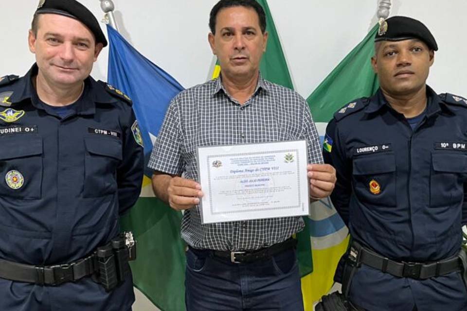 Prefeito é homenageado pelo Colégio Tiradentes da Policia Militar com o Diploma Amigo do CTPM III