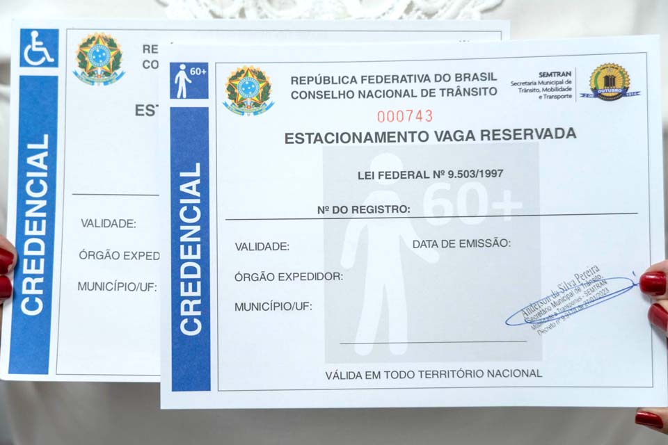 Prefeitura atinge a marca de mil credenciais gratuitas emitidas para estacionamento em vagas reservadas a idosos e PcD no Porto Velho Shopping