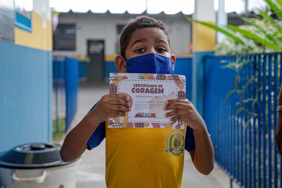 Crianças e adultos são vacinados contra a covid-19 nas escolas municipais em Porto Velho