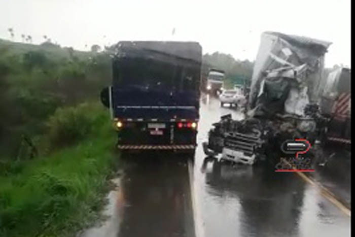 Motorista de caminhão baú morre em acidente na BR 364