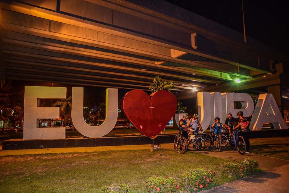 Ciclistas e Semosp recuperam iluminação do letreiro “Eu Amo Jipa”