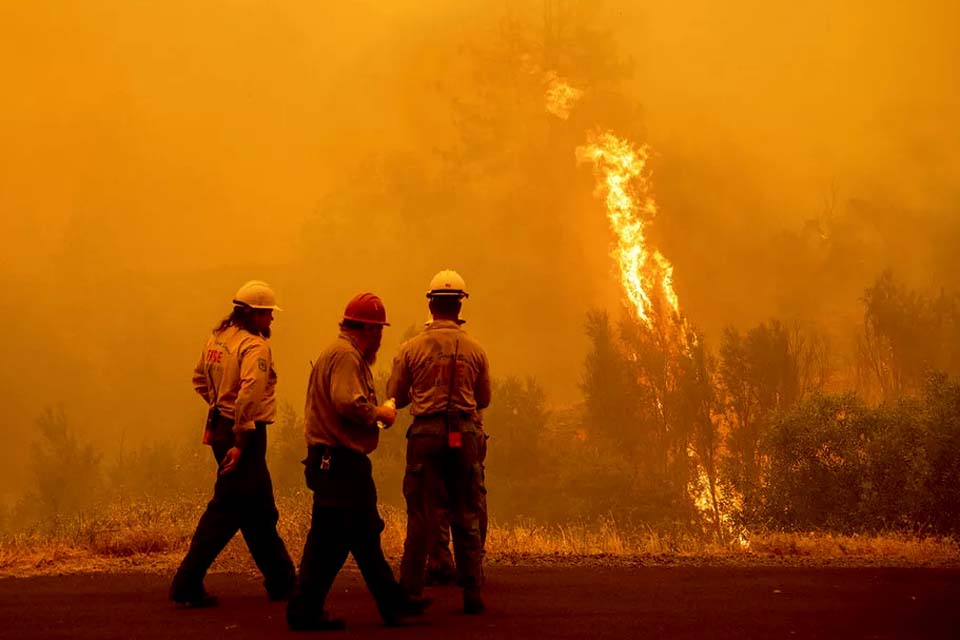 Califórnia registra maior incêndio do ano, e 2.000 moradores deixam casas