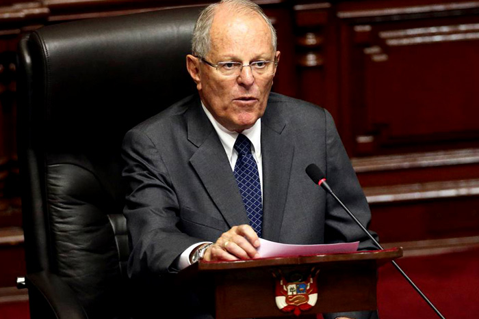 Presidente do Peru fica no cargo após processo de impeachment