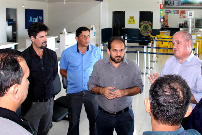 Em Ji-Paraná, Laerte Gomes busca solução junto ao DER para o Aeroporto José Coleto