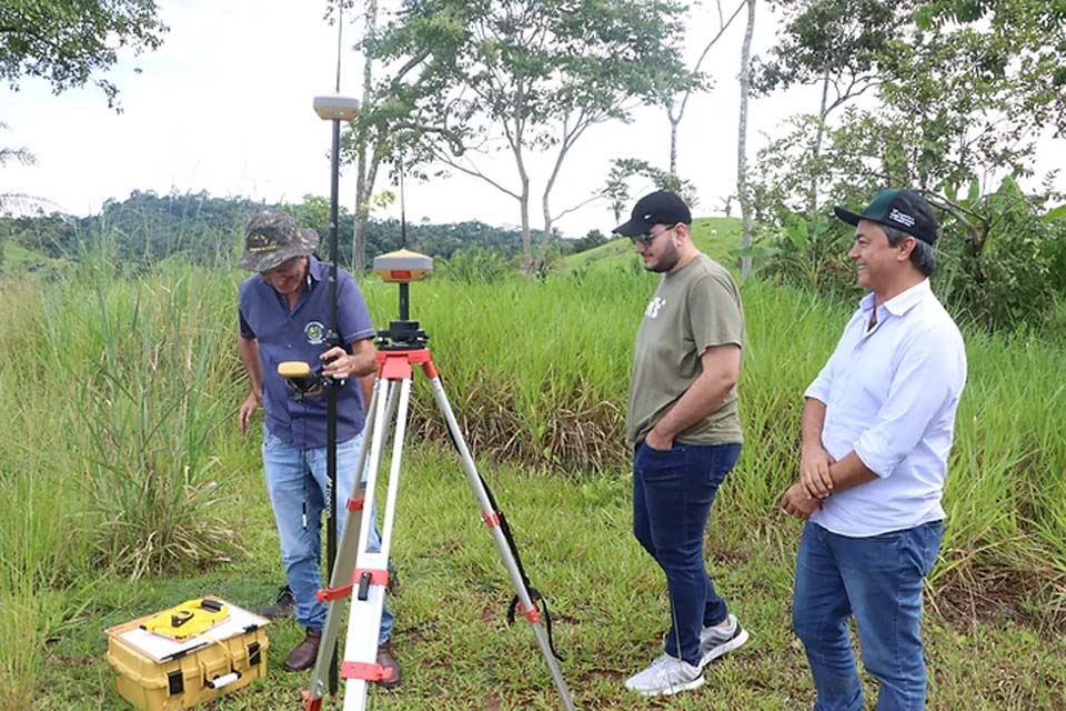 Prefeitura inicia os trabalhos de medição para pavimentação no Distrito Novo Paraíso
