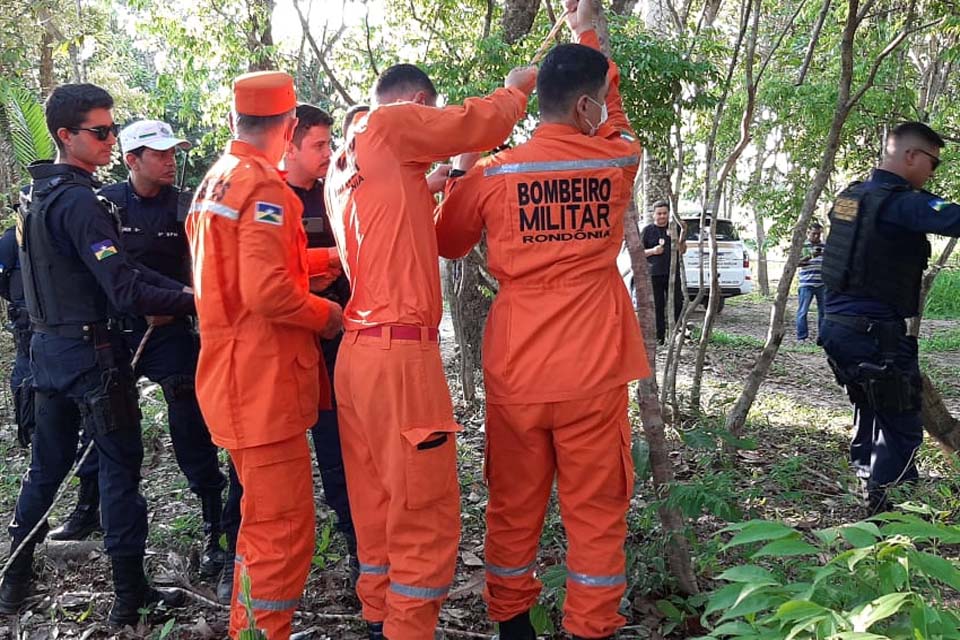 Socorristas retiram corpo de homem não identificado de poço em Jaru