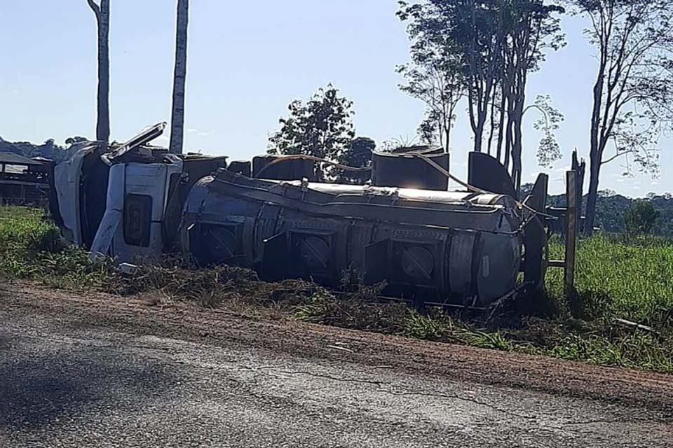Caminhão leiteiro tomba após motorista evitar colisão frontal na RO 133