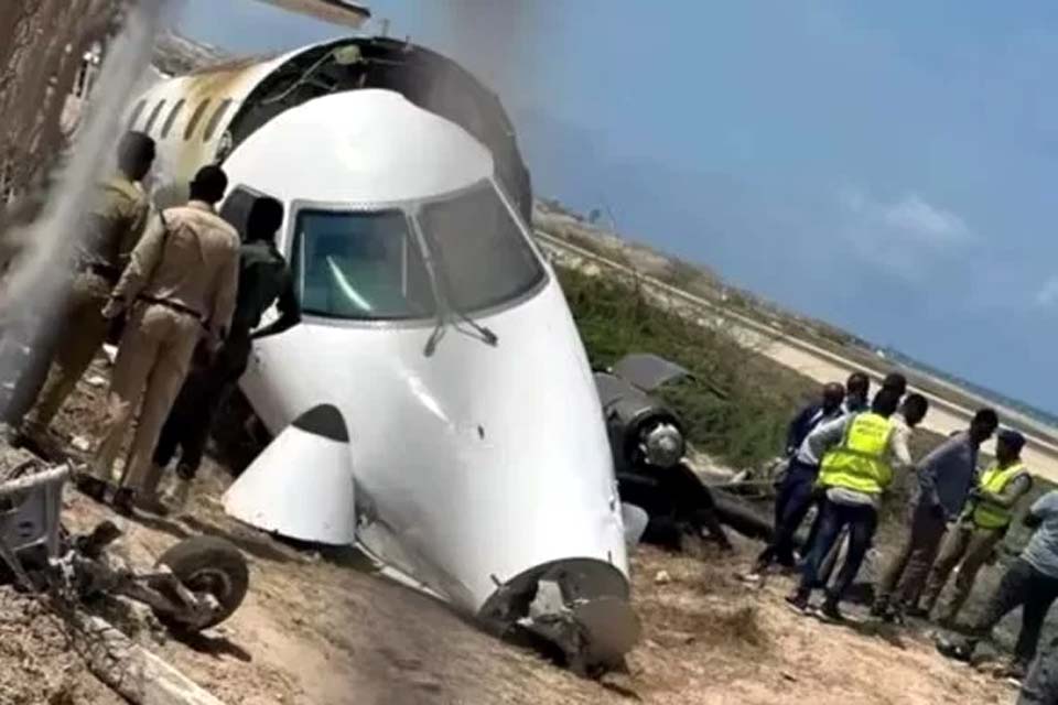 Avião da Embraer perde controle e colide contra muro na Somália