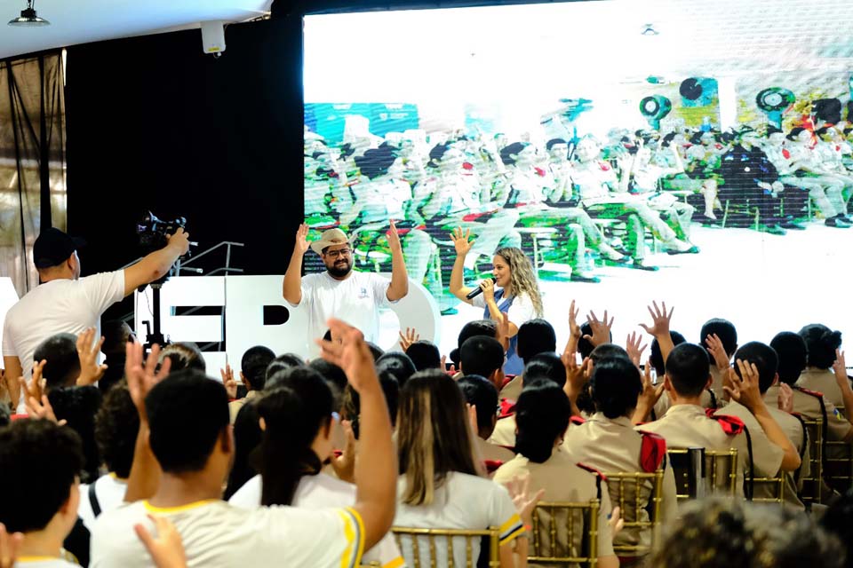Palestra de Libras empolga estudantes durante visita ao estande da Assembleia na Rondônia Rural Show