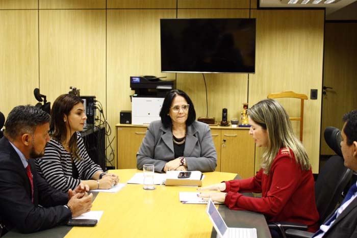Prefeitura discute políticas para mulheres com ministra da Mulher, Família e Direitos Humanos