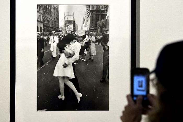 Morre aos 95 anos o marinheiro da icônica foto do beijo em NY