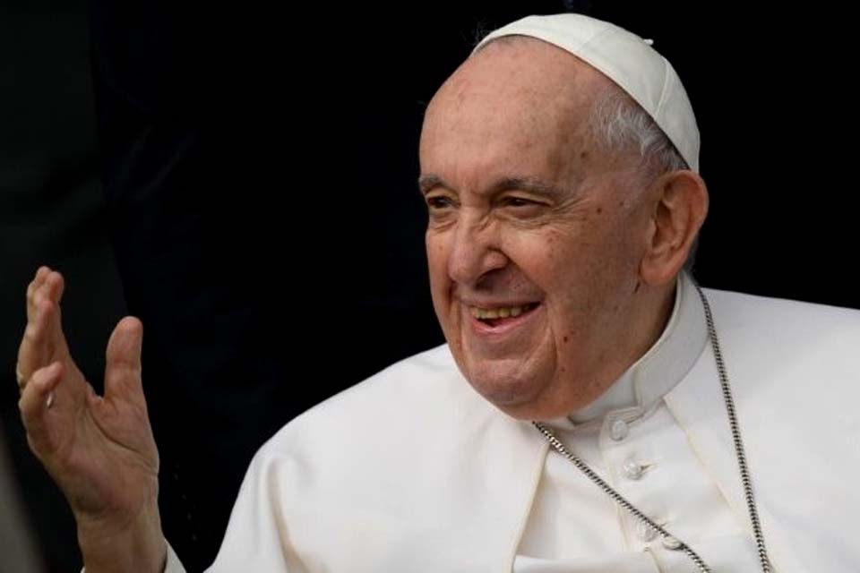 Internado após uma  infecção respiratória, Papa Francisco deve ter alta neste sábado