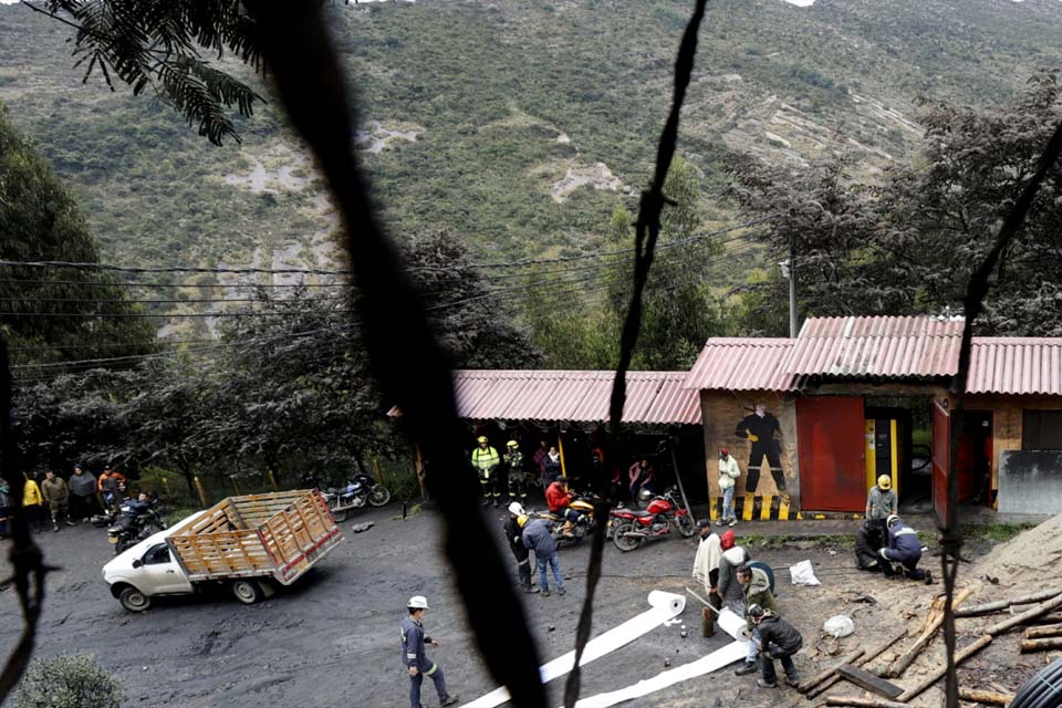 Sobe para 21 número de mortos em explosão de mina na Colômbia