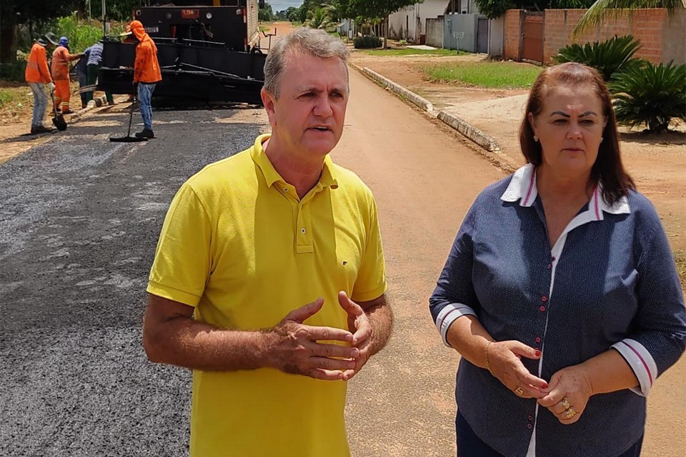 Deputado Luizinho Goebel anuncia empenho de um trator escavadeira – PC para Pimenteiras do Oeste