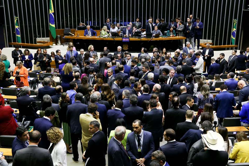 Câmara suspende trechos de decretos de Lula sobre saneamento