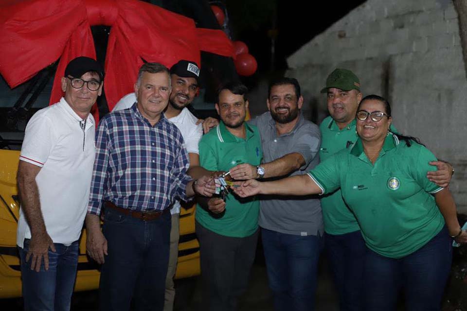 Laerte Gomes participa de entrega de ônibus escolar para Associação Pestalozzi de Ouro Preto do Oeste