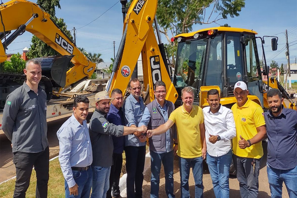 Prefeitura de Alvorada recebe retroescavadeira, escavadeira hidráulica-PC e implementos agrícolas do deputado Luizinho Goebel