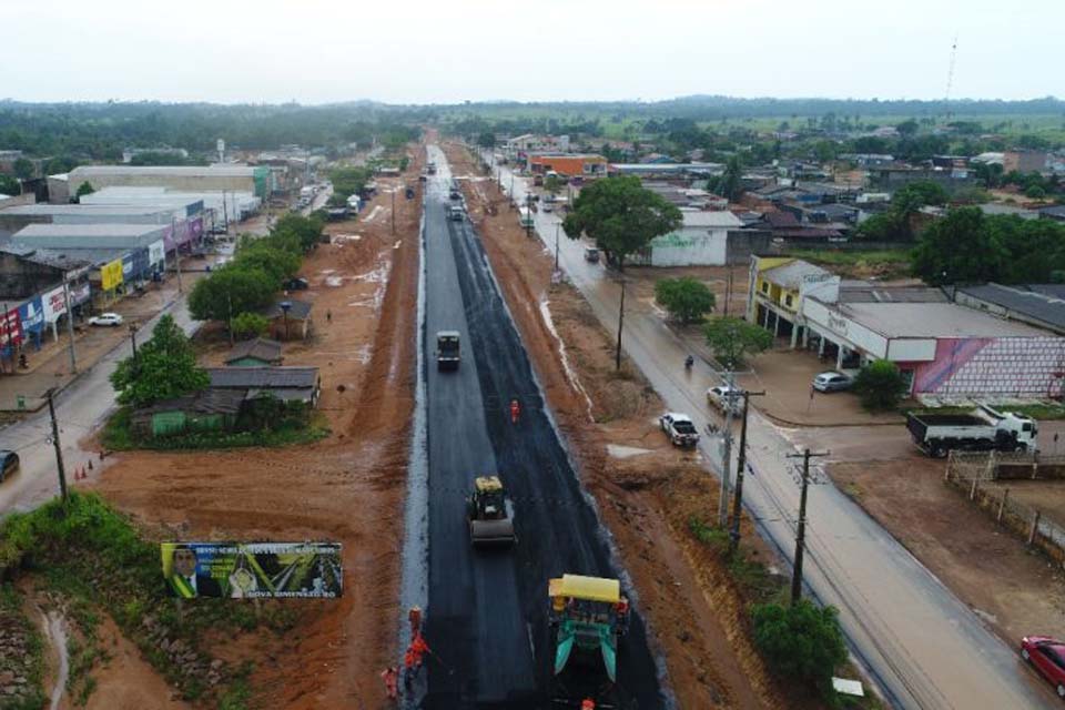 Obras de pavimentação asfáltica são executadas na RO-420, distrito Nova Dimensão