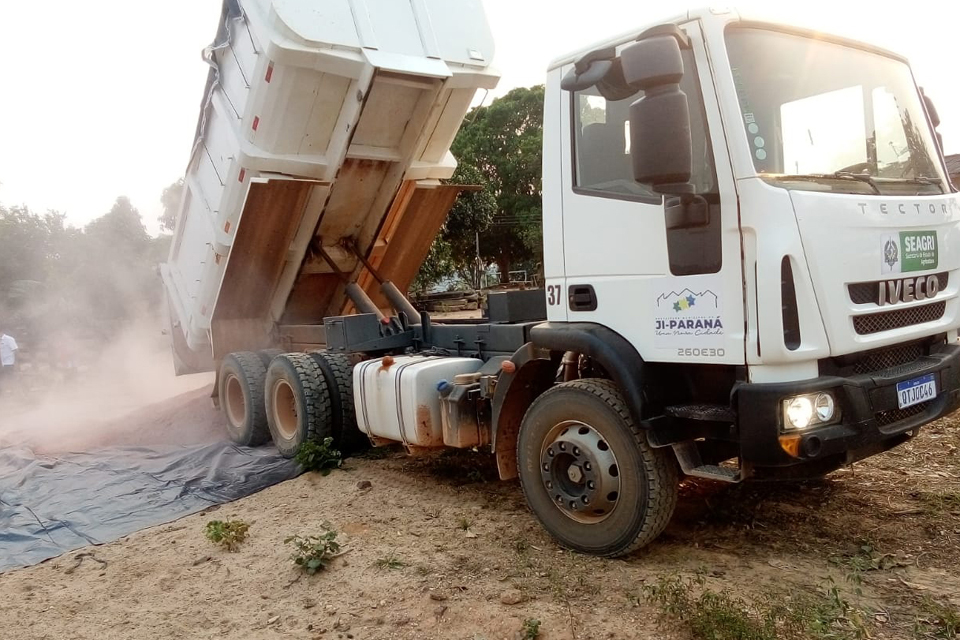 Semagri entrega mais de 40 toneladas de calcário a produtores rurais