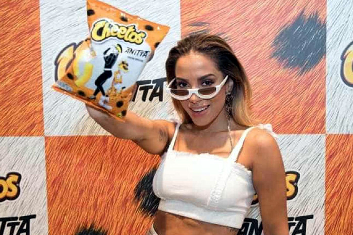 Anitta fecha parceria com Cheetos para o carnaval