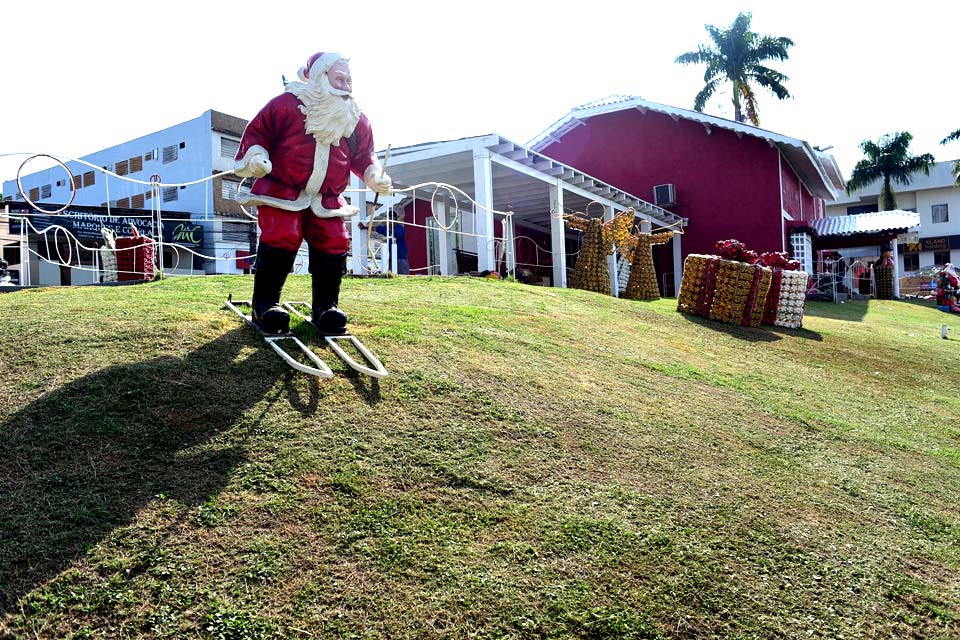 Casa do Papai Noel recebe limpeza e poda de grama; espaço será reaberto no sábado (3)