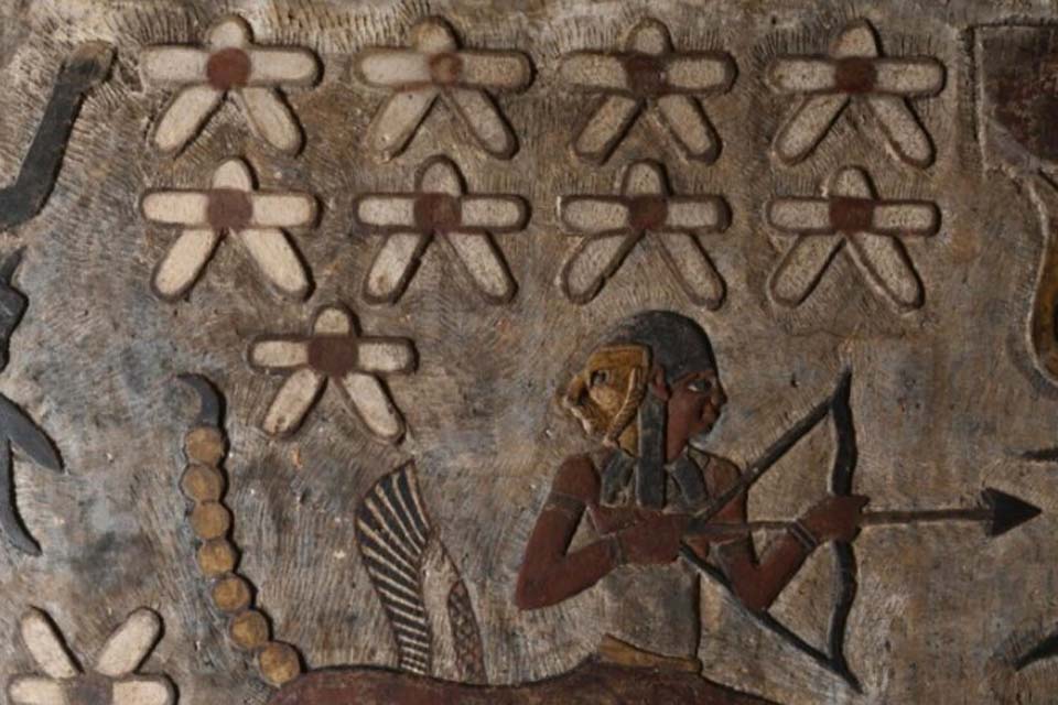 Arqueólogos encontram 'relevos celestes' no teto de templo no Egito