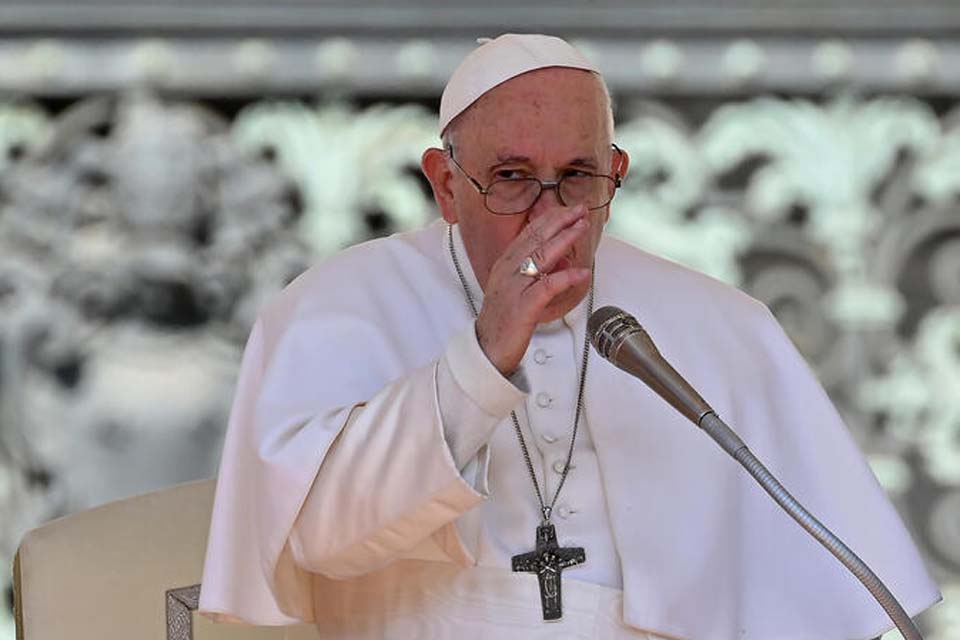Papa pede que relações não sejam 'reguladas por força das armas'