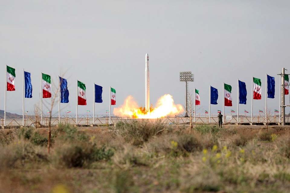 Irã diz ter colocado primeiro satélite militar em órbita