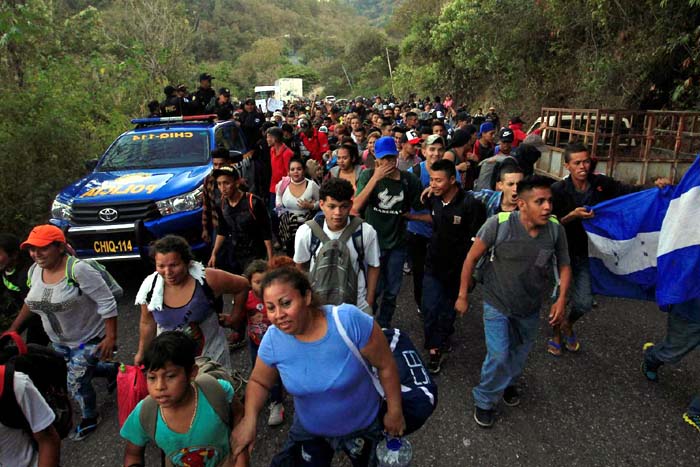 Hondurenhos enfrentam obstáculos para passagem de caravana