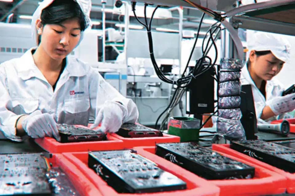 Restrições por covid-19 na China interrompem produção na maior fábrica de iPhones