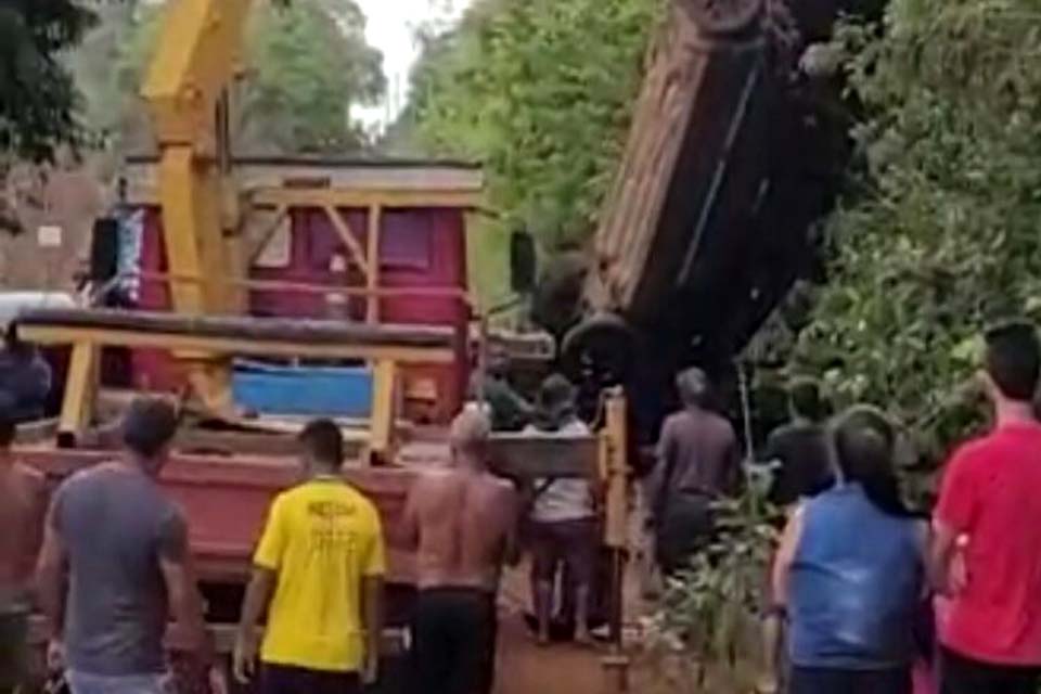Motorista perde controle e carro cai dentro de rio na área rural de Vilhena